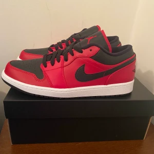 Air Jordan 1 low - Nike Air Jordan 1 Retro Low M - Red/Black/White. Storlek 44.Helt nya och oanvända.