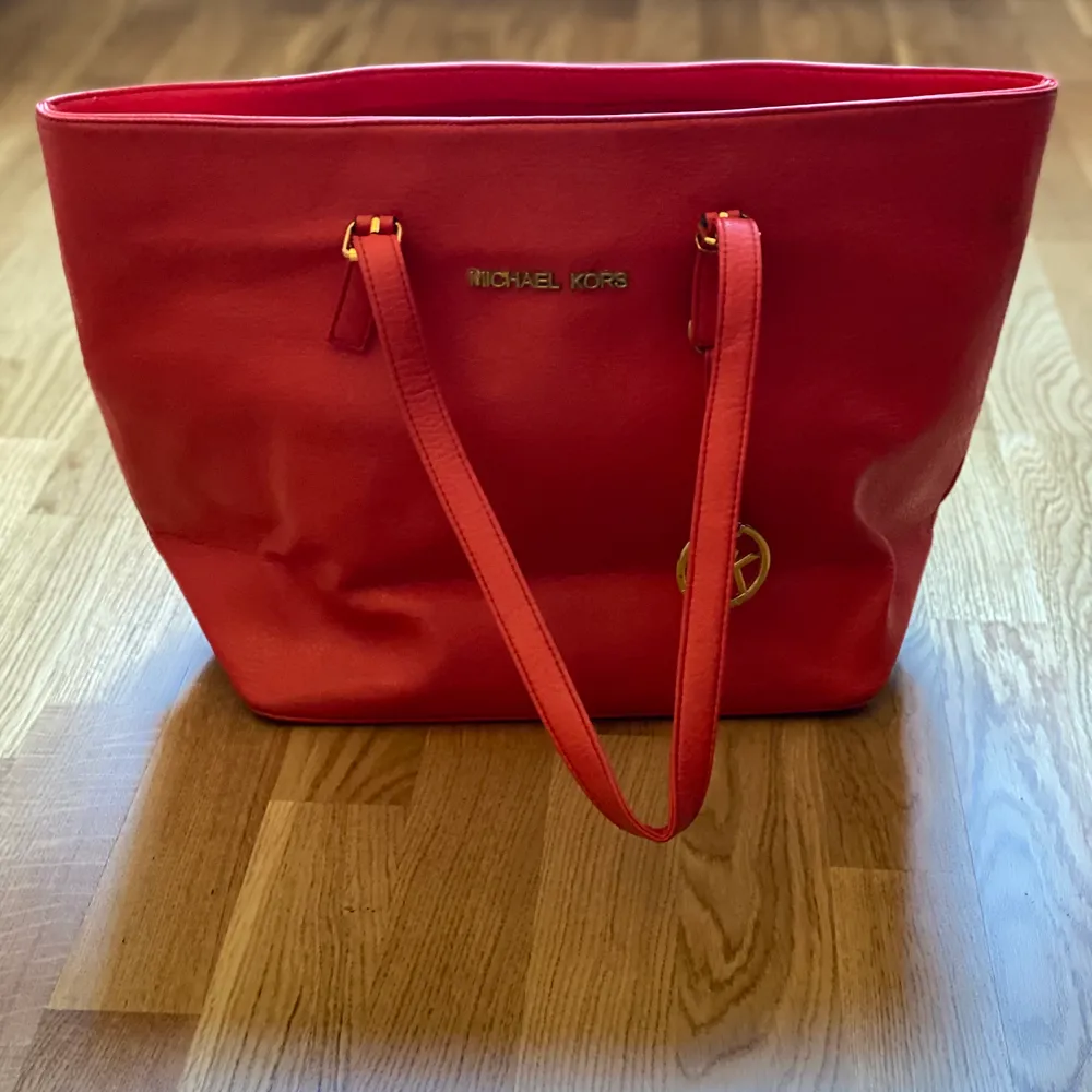 Röd väska (FAKE!) . Väskor.