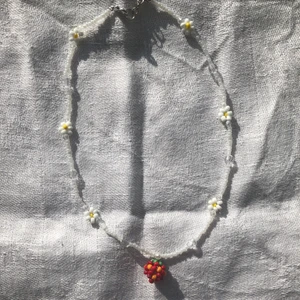 Halsband jordgubbe - Jordgubbes halsband 🍓 finns även i rosa om man e intresserad. 70kr + frakt, för mer följ min instagram exk.design. 