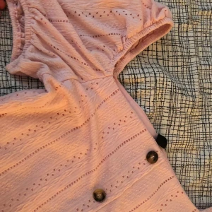 Rosa Topp - Super fin rosa topp med knappar. Köpt från Dubai och använd endast 2 gånger. Be om bilder privat 💕