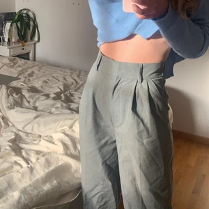 Grå kostymbyxor - Säljer dessa jag aldrig använt! Från HM, nypris ca 299kr och dessa är i strl 34 men passar mig som är 36:)