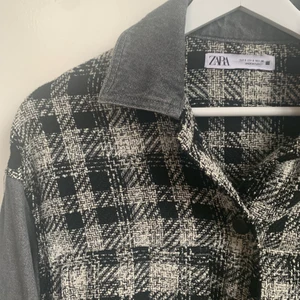 Skjortjacka från Zara  - Säljer denna snygga rutiga skjortjacka från Zara. Köpt förra våren men tyvärr inte kommit till användning. Storlek S, oversize. Inköpspris 499kr men säljs för 200kr