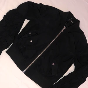 Bomber jacka, h&m, strl 32 (xs) - Svart snygg & skön bomber jacka från h&m i strl 32 (xs). Sömmar i mitten av ärmarna för att skapa en cool puff effekt (se bild 3). Knappt använd därav nyskick. 80kr + frakt. 