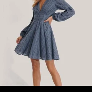 NAKD miniklänning - Superfin miniklänning med långa ärmar från NAKD. älskar denna klänningen men den är för liten för mig och får därför gå vidare till någon annan. Storlek 36 och nypris 499 kr