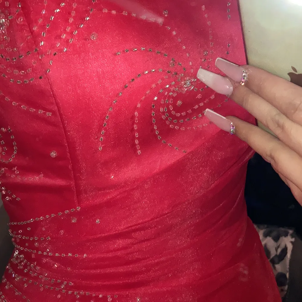 Balklänning i röd färg med pärl detaljer, aldrig använd storlek xs. Klänningar.