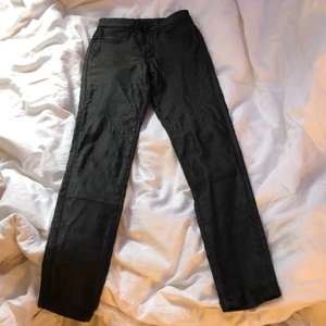 Skinnbyxor i från Vero moda - Ett par skinnbyxor ifrån Vero Moda (Only) i strl S! Är Mellan Högmidjade. Säljer då jag har ett precis lika dant par till. Andvänt få tal gånger. KÖPAREN STÅR FÖR FRAKT. Köpta för 499