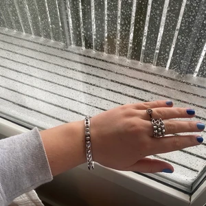 Armband Edblad - Ett stelt armband i silver från Edblad med nitar. Nypris 449kr, aldrig använd så i perfekt skick! Pris kan diskuteras 