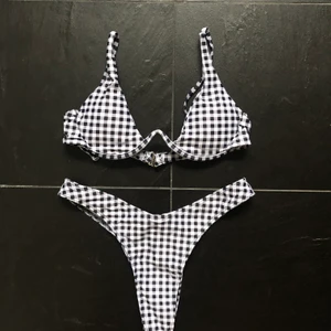 Bikini - Oanvänd rutig bikini från shein (överdelen är för liten och jag kunde inte returnera), plastskydd i underdelen finns kvar och plagget kommer i original påse!