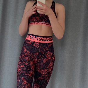 Superdry sport tränings sätt - Ett jätte snyggt tränings sätt från superdry sport, säljer pga att det är för stort. Använt få gånger, mycket bra skick. Man kan köpa toppen och byxorna tillsammans eller separat. Orginal pris ca 800kr. Ni kan buda i kommentarerna priset börjar på 200kr