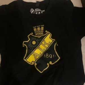 Aik tröja  - En aik tröja köpt från deras egna butik. Jätte fin med använder inte den längre super fin pass form och jätte fint material. Inga skador på den