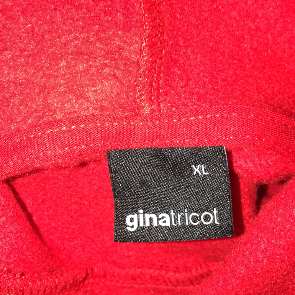Röd fin hoodie i storlek XL för en oversized look. Dock så är den kort i modellen så den stora storleken märks bara på brädden och längden i armarna vilket jag älskar! Superfint skick, och super gossigt material. Hoodies.