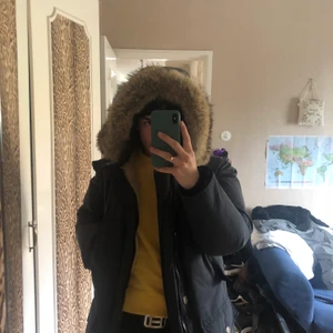 Woolrich Parka - Säljer min Woolrich jacka, då jag inte använder den längre. Jag har använt den en vintersäsong förra vintern. Inga defekter på jackan och den är ÄKTA. Hör av er vid intresse för fler bilder.