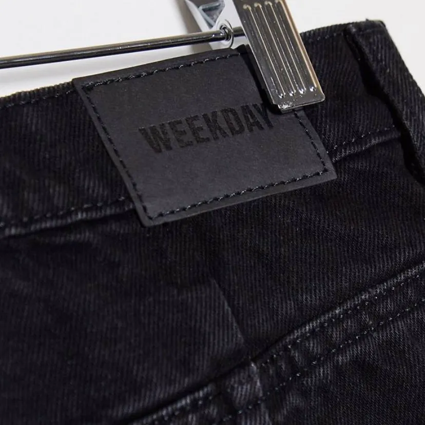 Jättefina jeans från weekday i modellen Ace, knappt använda👍🏼👍🏼 pris kan diskuteras . Jeans & Byxor.