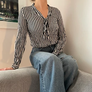 Svart vit randig blus 🖤🤍 - Jätte fin svart vit randig blus från H&M🖤🤍.       Storlek: S Startpris: 70kr, Skriv buden till mig privat eller kommentera på bilden!  Köpare står för frakten (Du bestämmer vilket paket så länge det uppfyller vikt och storleks kraven) Kan även mötas upp mellan Varberg & Göteborg 