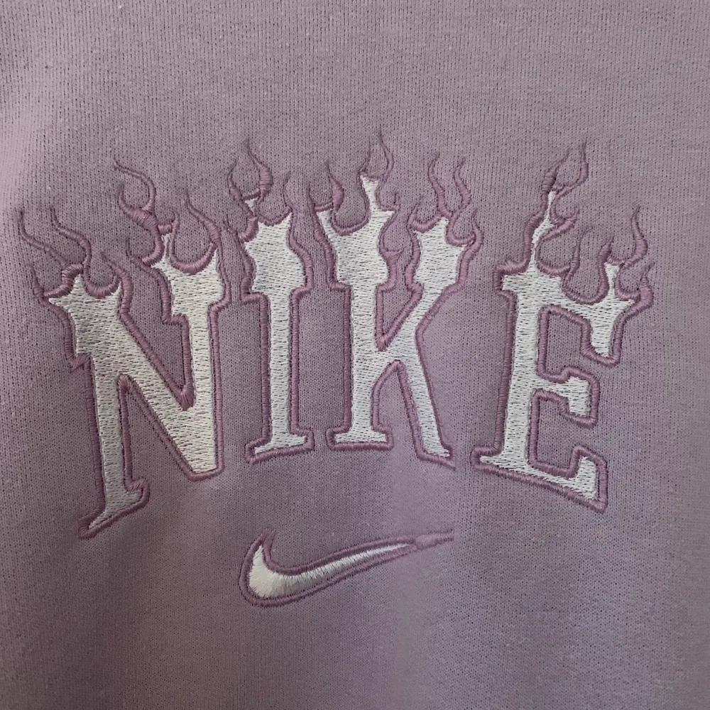 En lila Nike sweatshirt som jag köpte från Depop för 500kr. Endast provad på. Nike märket är broderat😊  Buda med minst 15kr ökning i kommentarsfältet. Budgivning avslutas 17/3! . Tröjor & Koftor.