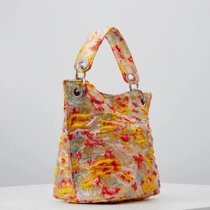 NEAT fra Hvisk i peach ønskes kjøpt - Ser etter noen som vil selge denne vesken, ettersom den er utsolgt på nettsiden.☺️                                 