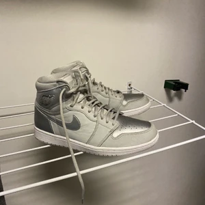 Jordan 1 - Jordan 1 high japan Skick 8/10.                                       1800kr.                                                                                           Storlek 43.                                                                                       Högsta bud 1500kr