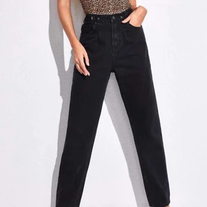 Svarta baggy/ raka jeans - Säljer dessa svarta baggy/raka byxor. Har två par ett par 38 som sitter som en S och en 40 som sitter som en M, alltså lite mindre i storlekarna aldrig använda endast testade. 180kr/st exklusive frakt. Hör av er för bilder 