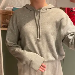Superskön tunn grå hoodie från H&M, hyfsat bra skick. Används dock inte längre❤️ 