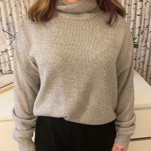 Stickad grå tröja strl M - Snygg grå stickad turtleneck tröja! Passar perfekt nu på våren när det är lite kallt fortfarande!