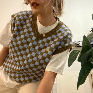 Väst - Fick precis hem denna skit snygga västen från Urban Outfitters i färgerna brunt och blått. Den satt tyvärr inte så som jag ville att den skulle sitta, därför säljer jag den:/ Helt ny och oanvänd! Kontakta mig vid fler bilder eller frågor🤎💙