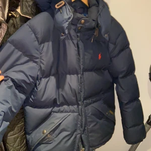 Ralph Lauren Vinterjacka size S - Säljer min Ralph Lauren jacka som jag köpte förra vintern. Extremt fint skicka. Jag är 175 cm och väger 67 kilo. Köptes för 4499kr.