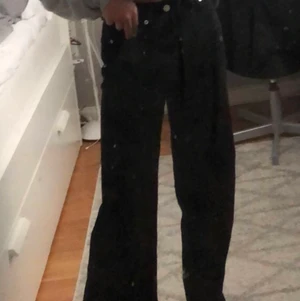 Svarta Jeans💞 - Säljer ett par jättefina svarta jeans från junkyard i storlek 24 som även passar någon som har storlek 25 som jag använt ett fåtal gånger. Dom är mid waist och sitter därför under naveln💞 Säljer pga att jag redan har många jeans och dom här ej kommer till användning, BUDGIVNING FRÅN 100 kr SKRIV PRIVAT FÖR ATT LÄGGA BUD💞köparen står för frakten💕