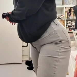 Jeans - Gråa low waisted jeans. Jättefin men knappt använda. Från början herr. Men funkar till dam också pga det stretchiga materialet. Lappen är avklippt men skulle säga att det är en 38 dam. 