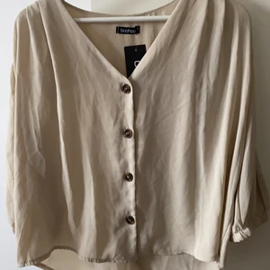 Blus från boohoo - En superfin blus från Boohoo, aldrig använd därför därav prislapp kvar. Står inte storleken på med skulle säga en M/S