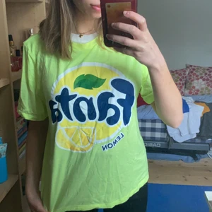 Fanta t-shirt - Limegrön fanta t-shirt. Ser extra brun ut i den på sommaren🥺 skönt material.