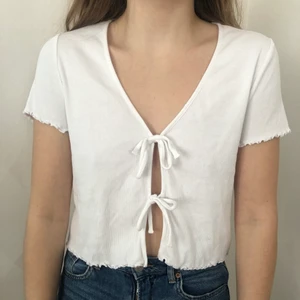 Söt vit topp - Säljer denna söta topp med knytning då den inte kommer till användning. I fint skick!