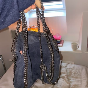 Stella McCartney Falabella Mini  - Säljer min falabella mini tote i mörkblå pga nytt köp av en ny Stella! Säljer den för 4000kr och nypris är ca 7000kr. Köptes i Köpenhamn för 2 år sedan och dustbagen följer med! 