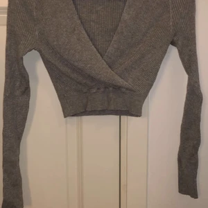 Grå crop top - Grå ribbad långärmad crop top med utringning 