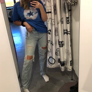 Vintage converse t-shirt - Stor blå t-shirt från Converse, köpt på second hand så trycket är rätt slitet. (Säljer även jeansen) frakt 40kr