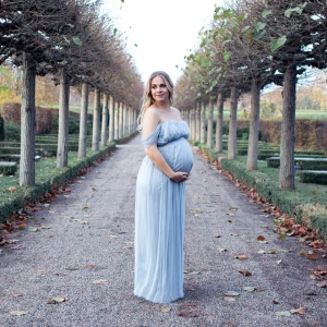 Gråblå Mesh Klänning 👗  - Embellished Waist Mesh Gown, från Nelly. Endast använd 1 gång. Nyskick. Ingen gravid klänning men funkar till det också. Har ett fint band i mitten så midjan syns lite mer. Dragkedja i sidan. Ordinarie pris var 899kr, säljer för 550kr. Priset går att diskutera! Foto tagit av mig vid gravidfotograferingen där klänningen användes enda gången. För mer info skicka ett meddelande! 