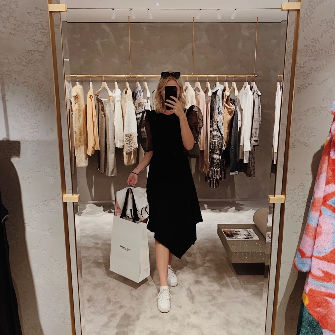 Topp i svart med puffärm i organza - 90