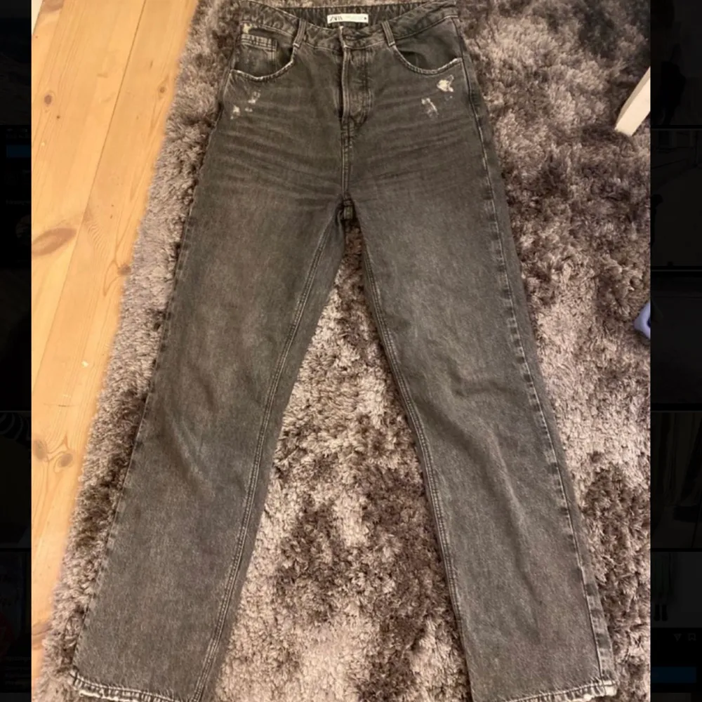 Säljer mina gråa zara jeans. Dom är helt slutsålda och det är den gamla modellen som jag köpte för ett år sedan. Sparsamt använda. Storlek 36 men sitter snygg oversize på mig som är 34💕buda i kommentarerna eller köp direkt för 300💕. Jeans & Byxor.