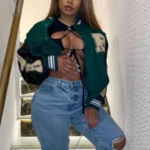 Grön Varsity Jacka - Grön oversized varsity/collage jacka. Helt oanvänd, strl S. Passar jätte bra till alla säsonger. Bilderna är lånade, skickar fler bilder vid behov! 💚 Buda gärna från 600 eller ”köp direkt” för 800kr. SÅLD för ”köp direkt” priset!