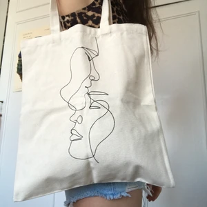 tygkasse - pris inklusive frakt 🤎 tygkasse med en snygg design 🦋  den är helt ny  färgen är natur vit, ett oblekt bomullstyg, det är ett slitstarkt material så att du kan bära tyngre saker utan att den går sönder.