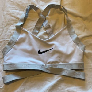 Nike sport topp - Ny Nike sport topp! Använd ca 5 gånger då den inte rikgit passade mig... super fint skicka och trycket är helt. 