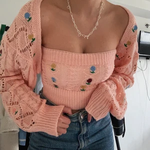 Kofta och topp  - Gulligt set med tubtopp och tillhörande kofta. Använt endast en gång. Plaggen sitter inte ihop. DET ÄR BUDGIVNING SOM GÄLLER. Startpriset ligger på 150kr, det går att buda både privat och i kommentarerna. BUDGIVNING AVSLUTAD, VINNANDE BUD: 510kr 