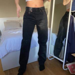 Har massvis med vintage levis jeans i profilen! Dessa är 615. Jag är 160 och som ni ser är de perfekt oversized! Skicka dm för mått! 
