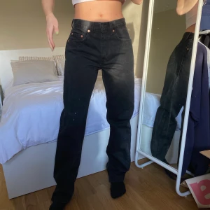 Vintage Levis jeans  - Har massvis med vintage levis jeans i profilen! Dessa är 615. Jag är 160 och som ni ser är de perfekt oversized! Skicka dm för mått! 