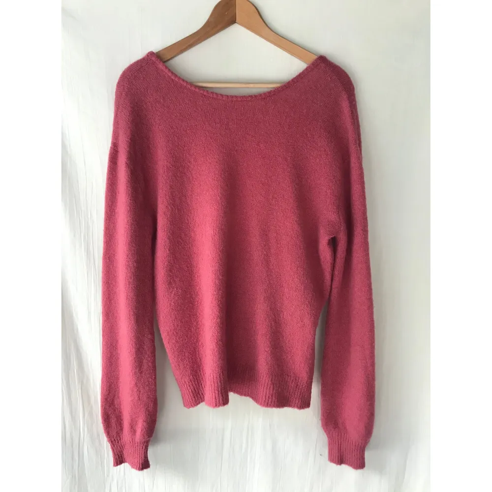 NA-KD fint “Back overlap knitted sweater” rosa stickad tröja i akryl/ull/mohair blandning. Jätteoversize storlek XS som passar st. S/M Denna är jättefint på. Fint skick och inget att anmärka på.  (Slutsåld på NA-KD)  * RÖKFRI OCH DJURFRI HEM*. Tröjor & Koftor.
