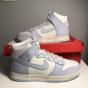 Nike Dunk High ”Sail Football Grey” W - Helt nya Dunks, aldrig använda. Storlek 40 & 41. *OBS* lådorna är skadade därav priset, fler bilder kan fås i DM. Kan fraktas på köparens bekostnad eller mötas i Gävle. Digitalt kvitto & box ingår givetvis!