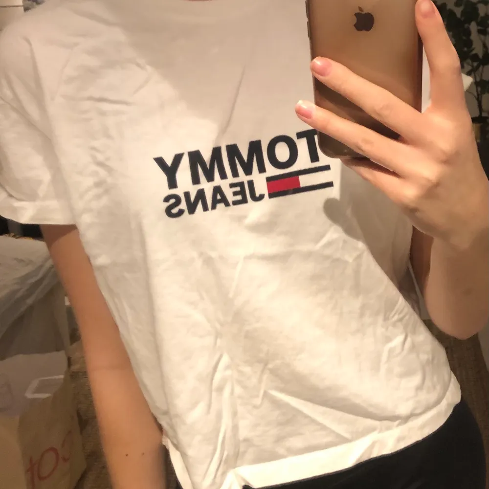 En lite kortare t-shirt från Tommy Hilfiger. Använd ett fåtal gånger så bra skick. . T-shirts.