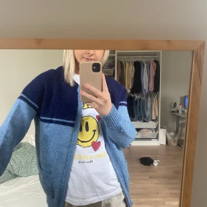 Unik stickad kofta - Jättefin stickad kofta köpt secoundhand. Kommer inte till användning 🙁  Bra skick men lite ”nopprig”, kan skicka bild på det om ni vill 💕💕  På bilden ser ni hur den sitter på mig som vanligtvis har SMALL i kläder 🧚‍♀️🧡 