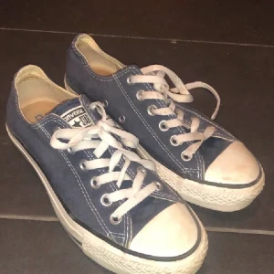 Converse  - Blå converse i bra skick. Passar perfekt nu till våren och sommaren🤩 Fraktar eller möts upp i Stockholm! Högsta bud: 200 + frakt