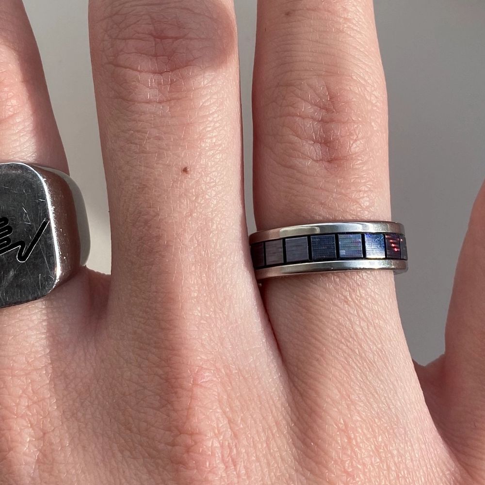 Super cool silvrig ring som reflekteras i solen đ€ Ringen Ă€r mörkgrĂ„ men skiftar lite i blĂ„tt. Har haft ringen i nĂ„gra mĂ„nader men endast anvĂ€nt den 1-2 gĂ„nger. Har likadana ringar i andra fĂ€rger som jag anvĂ€nt vid flera tillfĂ€llen och de har aldrig fĂ€rgat av sig osvđ€ ringen Ă€r 17mm i diameterđ€. Accessoarer.