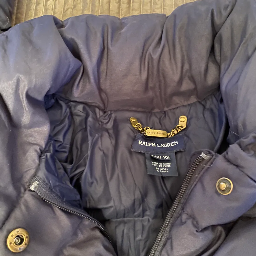 Såå snygg Ralph Lauren Jacka i marinblått och har 4 fickor, fint skick. 75% dun och 25 % fjäder! Säljer pga för liten. Priset kan diskuteras! Köparen står för frakt . Jackor.